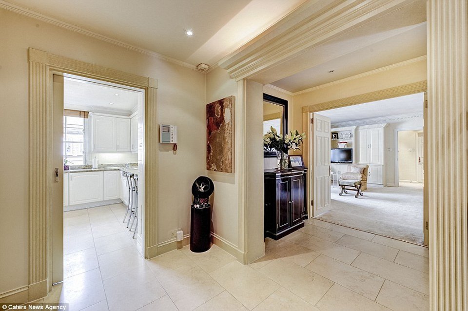 Το φωτεινό διαμέρισμα του Ωνάση και της Τζάκι στο Λονδίνο πωλείται αντί 8,3 εκατ. ευρώ [εικόνες] | iefimerida.gr 9