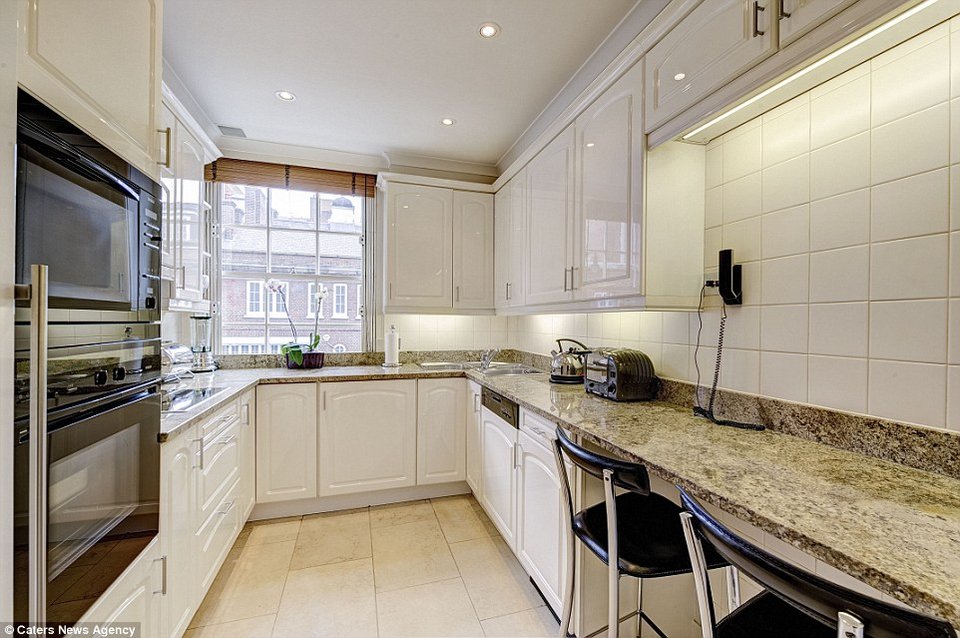 Το φωτεινό διαμέρισμα του Ωνάση και της Τζάκι στο Λονδίνο πωλείται αντί 8,3 εκατ. ευρώ [εικόνες] | iefimerida.gr 6