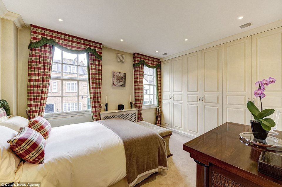 Το φωτεινό διαμέρισμα του Ωνάση και της Τζάκι στο Λονδίνο πωλείται αντί 8,3 εκατ. ευρώ [εικόνες] | iefimerida.gr 8