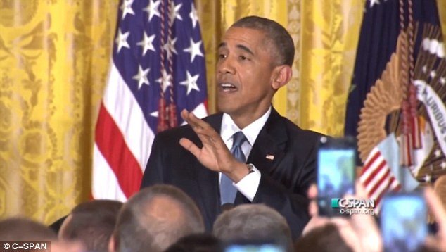 Ο Ομπάμα όπως δεν τον έχετε ξαναδεί: Εκνευρισμένος, διώχνει από το Λευκό Οίκο τρανσέξουαλ που του επιτέθηκε [βίντεο] | iefimerida.gr 2