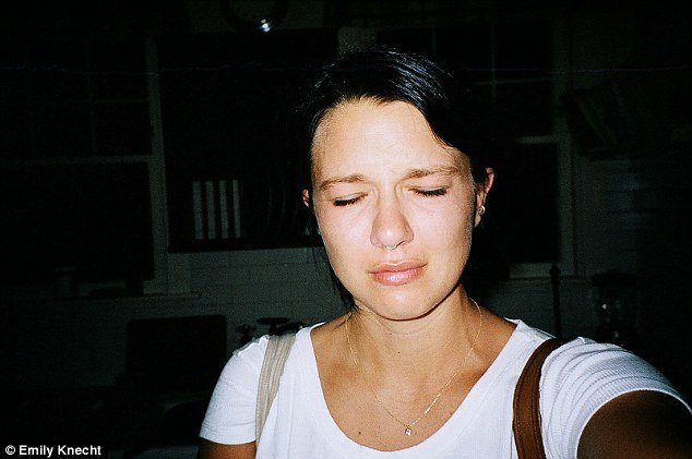 Δακρυσμένες selfies: Φωτογράφος απαθανατίζει κάθε φορά που κλαίει [εικόνες] | iefimerida.gr 14