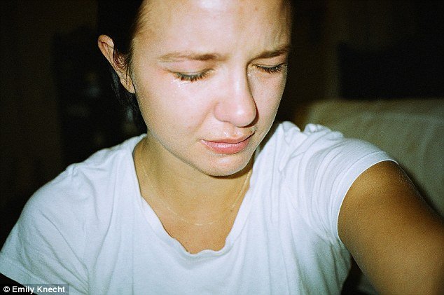 Δακρυσμένες selfies: Φωτογράφος απαθανατίζει κάθε φορά που κλαίει [εικόνες] | iefimerida.gr 16