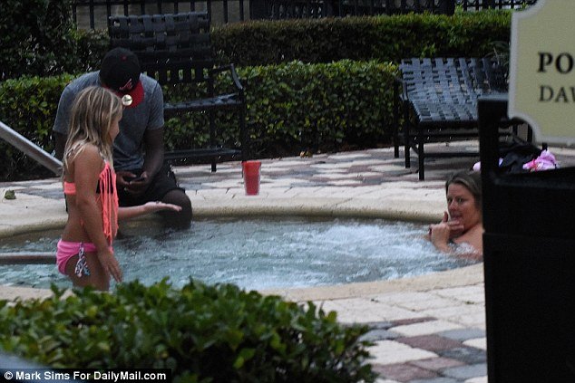 Η κόρη της Γουίτνεϊ Χιούστον πεθαίνει και ο φίλος της κάνει διακοπές στη Φλόριντα [εικόνες] | iefimerida.gr 0