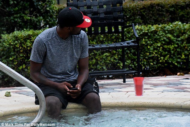 Η κόρη της Γουίτνεϊ Χιούστον πεθαίνει και ο φίλος της κάνει διακοπές στη Φλόριντα [εικόνες] | iefimerida.gr 1