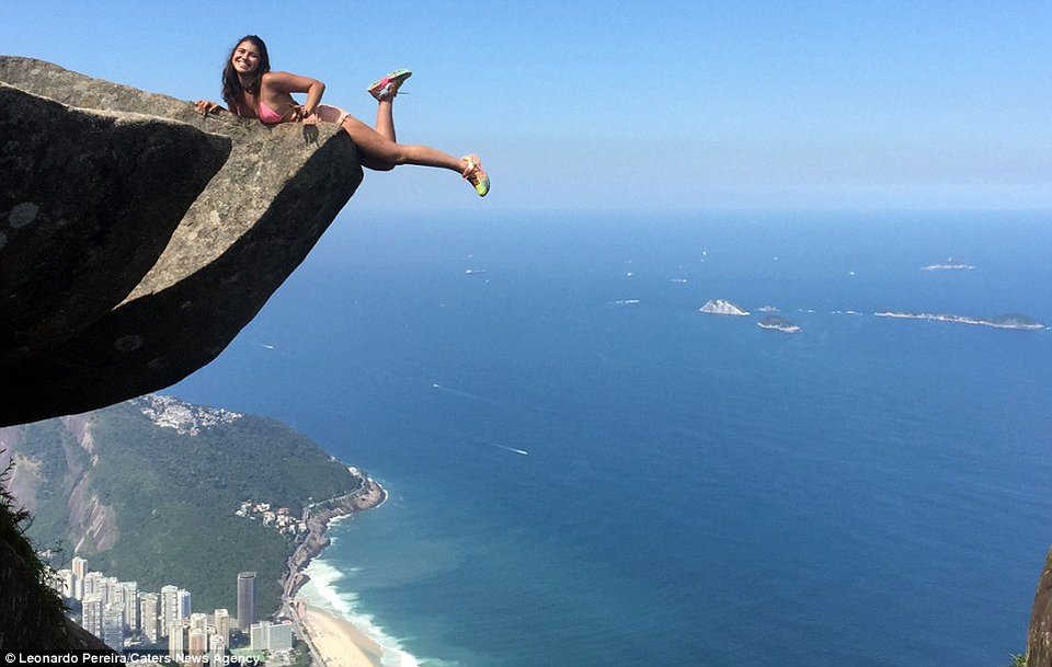 Το πιο τολμηρό ζευγάρι -Φωτογραφίζονται κρεμασμένοι στην άκρη του γκρεμού [εικόνες] | iefimerida.gr 2