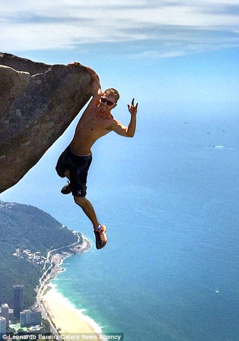 Το πιο τολμηρό ζευγάρι -Φωτογραφίζονται κρεμασμένοι στην άκρη του γκρεμού [εικόνες] | iefimerida.gr 4