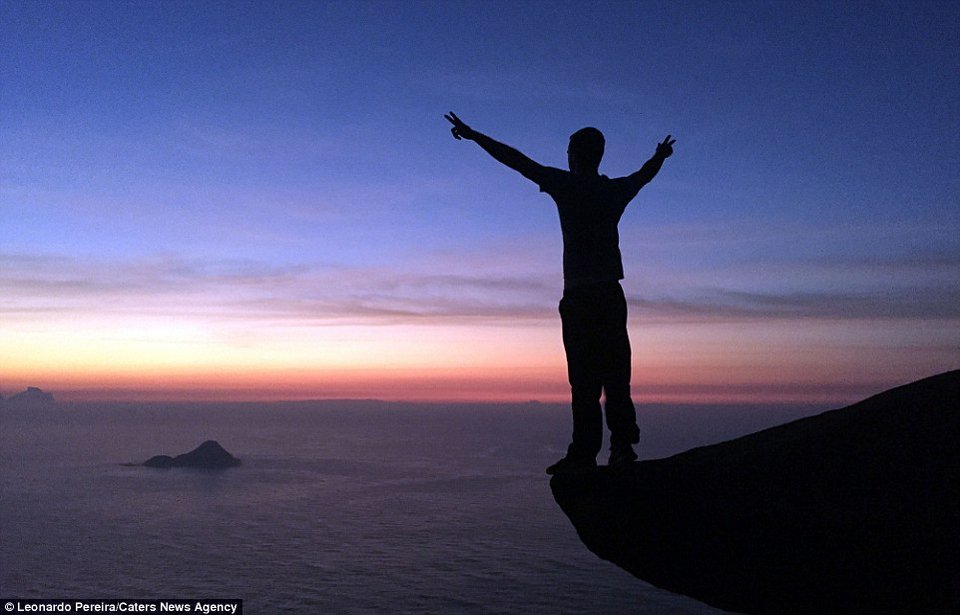 Το πιο τολμηρό ζευγάρι -Φωτογραφίζονται κρεμασμένοι στην άκρη του γκρεμού [εικόνες] | iefimerida.gr 7