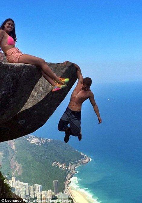 Το πιο τολμηρό ζευγάρι -Φωτογραφίζονται κρεμασμένοι στην άκρη του γκρεμού [εικόνες] | iefimerida.gr 1