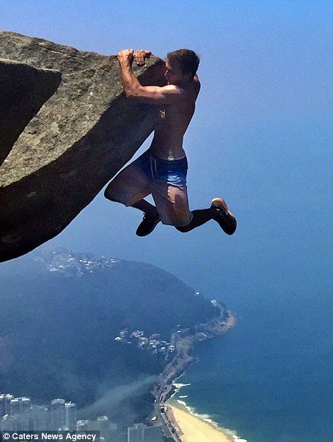 Το πιο τολμηρό ζευγάρι -Φωτογραφίζονται κρεμασμένοι στην άκρη του γκρεμού [εικόνες] | iefimerida.gr 3