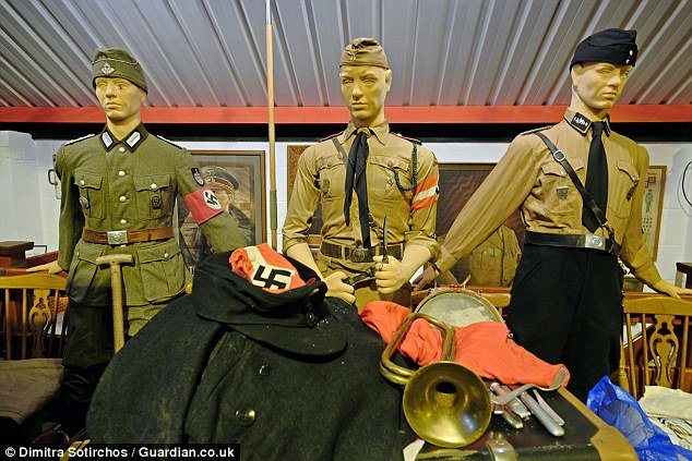 Ο Βρετανός που κοιμάται στο κρεβάτι του Χίτλερ: Γέμισε το σπίτι του με κειμήλια των ναζί [εικόνες] | iefimerida.gr 1