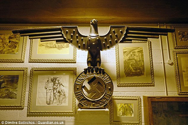 Ο Βρετανός που κοιμάται στο κρεβάτι του Χίτλερ: Γέμισε το σπίτι του με κειμήλια των ναζί [εικόνες] | iefimerida.gr 2