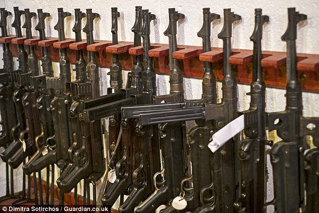 Ο Βρετανός που κοιμάται στο κρεβάτι του Χίτλερ: Γέμισε το σπίτι του με κειμήλια των ναζί [εικόνες] | iefimerida.gr 3