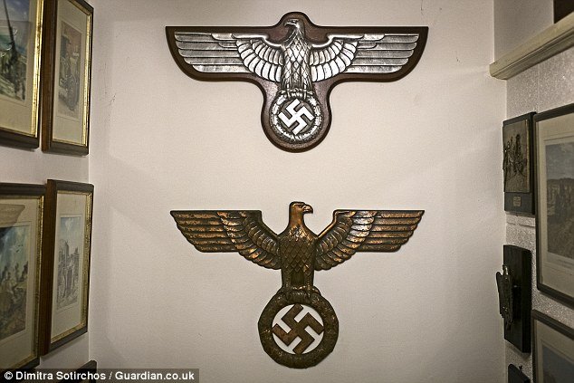 Ο Βρετανός που κοιμάται στο κρεβάτι του Χίτλερ: Γέμισε το σπίτι του με κειμήλια των ναζί [εικόνες] | iefimerida.gr 4