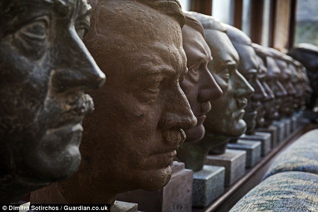 Ο Βρετανός που κοιμάται στο κρεβάτι του Χίτλερ: Γέμισε το σπίτι του με κειμήλια των ναζί [εικόνες] | iefimerida.gr 5