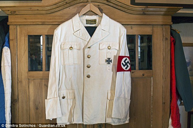 Ο Βρετανός που κοιμάται στο κρεβάτι του Χίτλερ: Γέμισε το σπίτι του με κειμήλια των ναζί [εικόνες] | iefimerida.gr 6