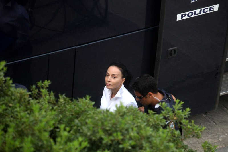 Ο Ακης και η Βίκυ Σταμάτη πάνε στη δίκη και κοιτάνε για πρώτη φορά κατάματα το φακό – Το λευκό πουκάμισο της Βίκυς [εικόνες] | iefimerida.gr 1