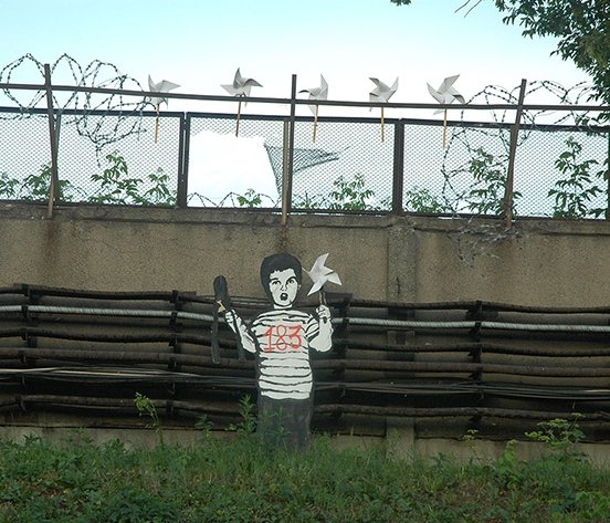 O Ρώσος street artist που ανταγωνίζεται τον Βρετανό Banksy [εικόνες]  | iefimerida.gr 1