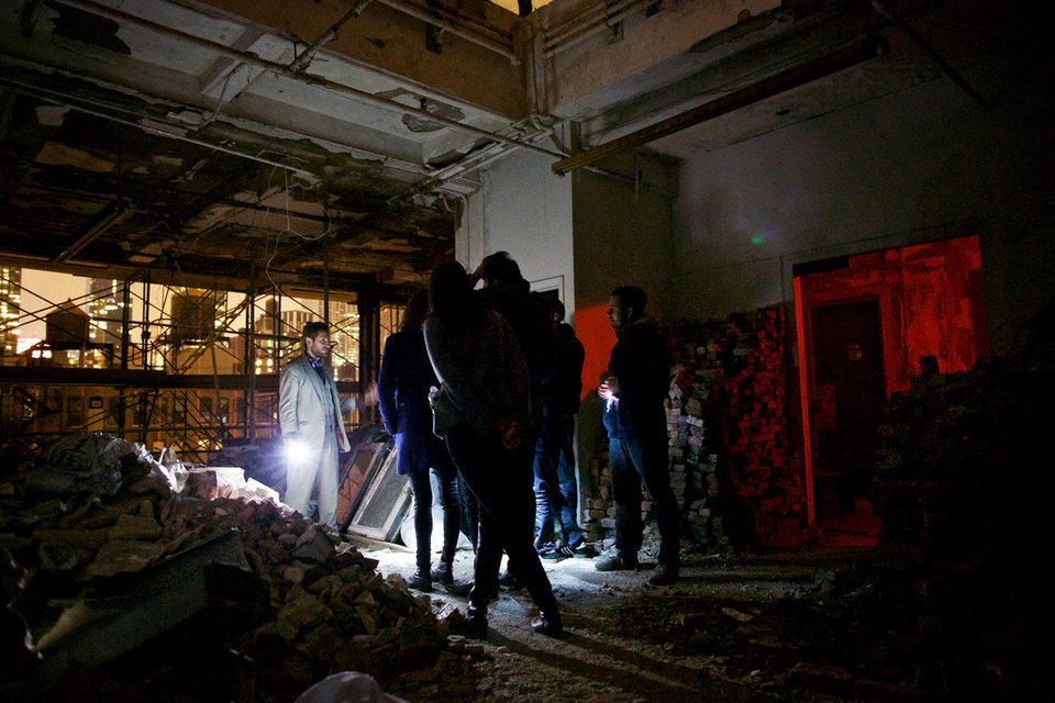 Στα άδυτα του πιο περίεργου, παράνομου, πριβέ μπαρ, μέσα σε δεξαμενή νερού [εικόνες] | iefimerida.gr 1