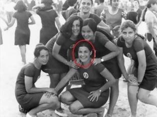 Η Γιάννα Αγγελοπούλου με τη μαθητική ποδιά ποζάρει χαμογελαστή στο φακό [εικόνες] | iefimerida.gr 2