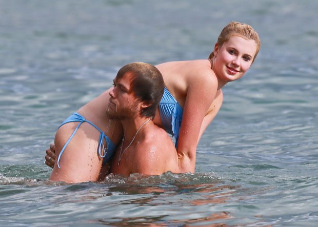 H κόρη της Κιμ Μπάσιντζερ, το μπλε μπικίνι, ο καλός της και οι βουτιές στη Χαβάη [εικόνες] | iefimerida.gr 1