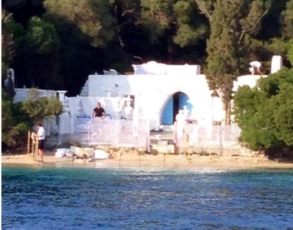 Πάρτι για δύο στο Σκορπιό με χλαμύδες, Καρυάτιδες και ...Κώστα Καραφώτη [εικόνες] | iefimerida.gr 1