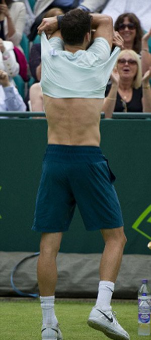 Ο Τζόκοβιτς προθερμαίνεται για το Ουίμπλεντον κάνοντας στριπτίζ – Πετάει τη μπλούζα και οι Αγγλίδες παραληρούν [εικόνες & βίντεο]  | iefimerida.gr 1