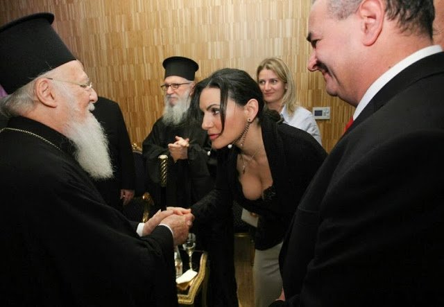 Η Κεφαλογιάννη μετά τους Τούρκους τρέλανε και τους Κινέζους -Φόρεσε σε σύσκεψη το περίφημο δαντελένιο αποκαλυπτικό μπουστάκι [εικόνες] | iefimerida.gr 13