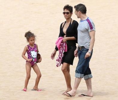 Η Χάλι Μπέρι είπε το «ναι» για τρίτη φορά - Νυμφεύθηκε τον Ολιβιέ Μαρτίνεζ [εικόνες]  | iefimerida.gr 3