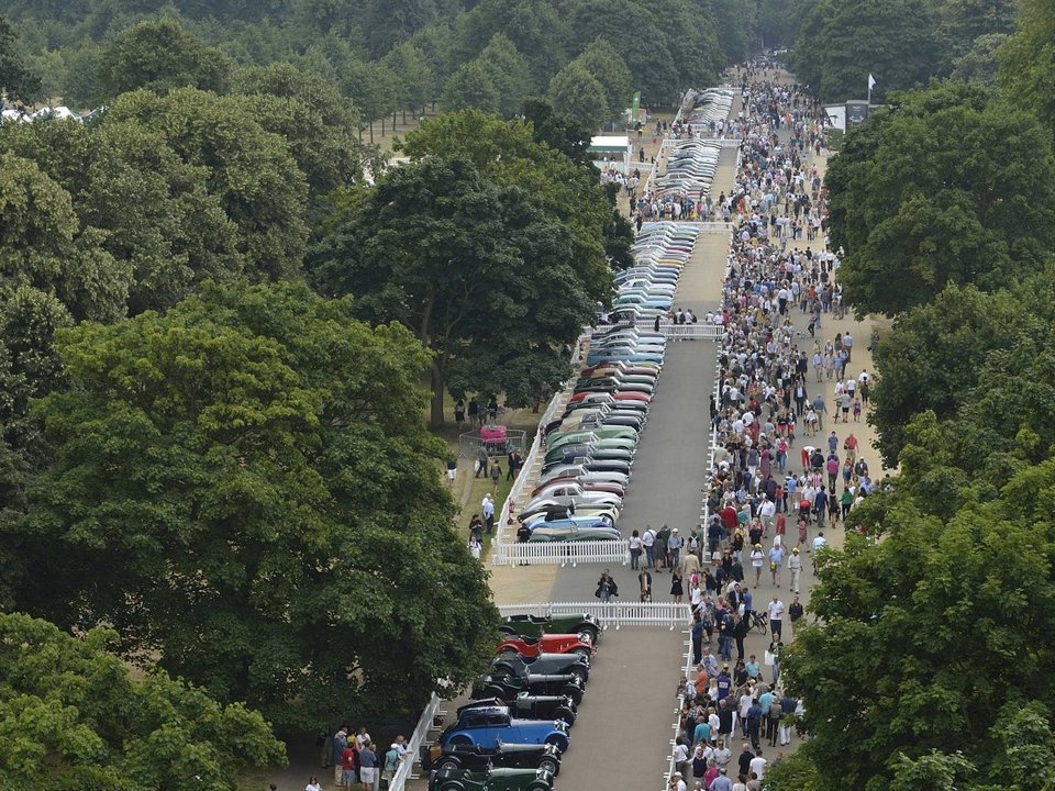 Η απόλυτη αίγλη - 550 Aston Martin σε έναν κήπο γιορτάζουν τα 100 χρόνια της εταιρείας [εικόνες] | iefimerida.gr 1