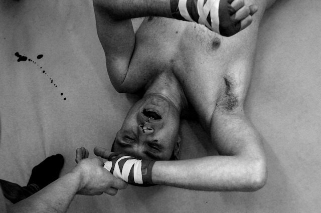 Πλούσιοι Ρώσοι πληρώνουν 900 δολάρια την εβδομάδα για να τους πλακώσουν στο ξύλο [εικόνες & σκληρό βίντεο] | iefimerida.gr 1