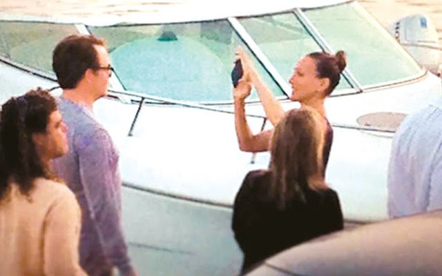 Η Σάρα Τζέσικα Πάρκερ με κουβαδάκια στα χέρια και κλάμερ στα μαλλιά στην Αίγινα [εικόνες] | iefimerida.gr 1