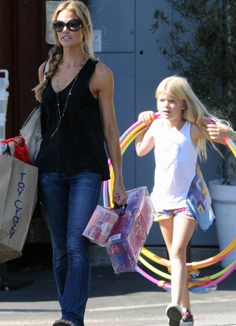 Γυμνος άνδρας τριγυρνά σε δρόμους και πάρκα μοιράζοντας σε γυναίκες τον αριθμό του τηλεφώνου του [βίντεο] | iefimerida.gr 0