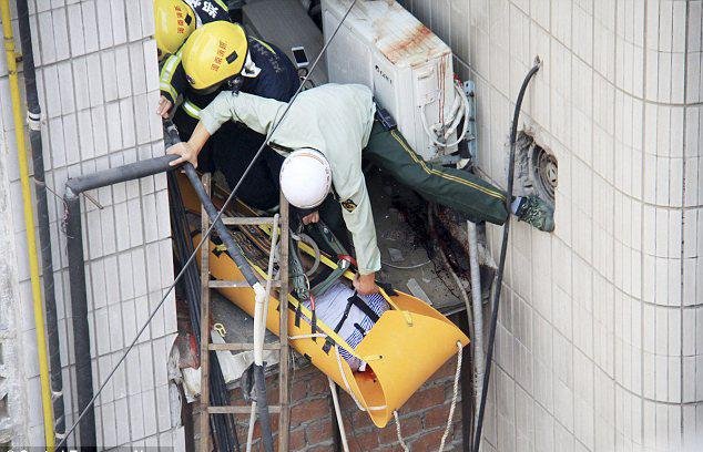 Πέταξαν Κινέζο τζογαδόρο από τον 11ο όροφο γιατί δεν είχε να πληρώσει – Επέζησε γιατί σφήνωσε σε καμινάδα [εικόνες] | iefimerida.gr 1