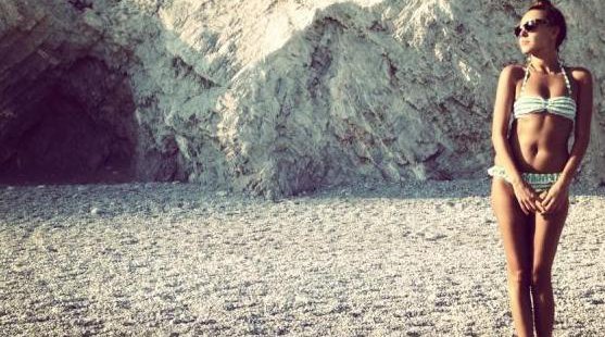 Η Τάμτα με μπικίνι σε ερημική παραλία της Σκιάθου [εικόνες] | iefimerida.gr 0