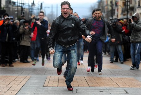 Ανδρες με γόβες -Βούλγαροι φόρεσαν ψηλοτάκουνα και έτρεξαν για να μπουν στη θέση των θηλυκών [εικόνες] | iefimerida.gr 3