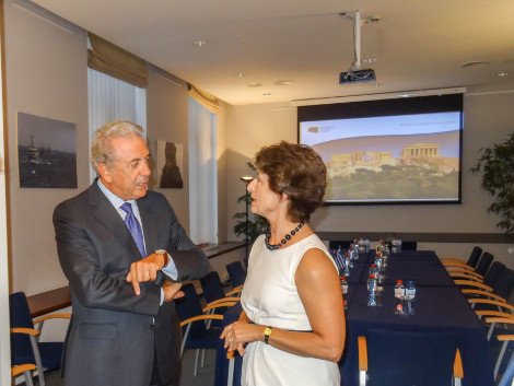 Στον Ευρωπαϊκό Οργανισμό Αμυνας ο Αβραμόπουλος -Συνάντηση και με τον Μάρτιν Σουλτς [εικόνες] | iefimerida.gr 1