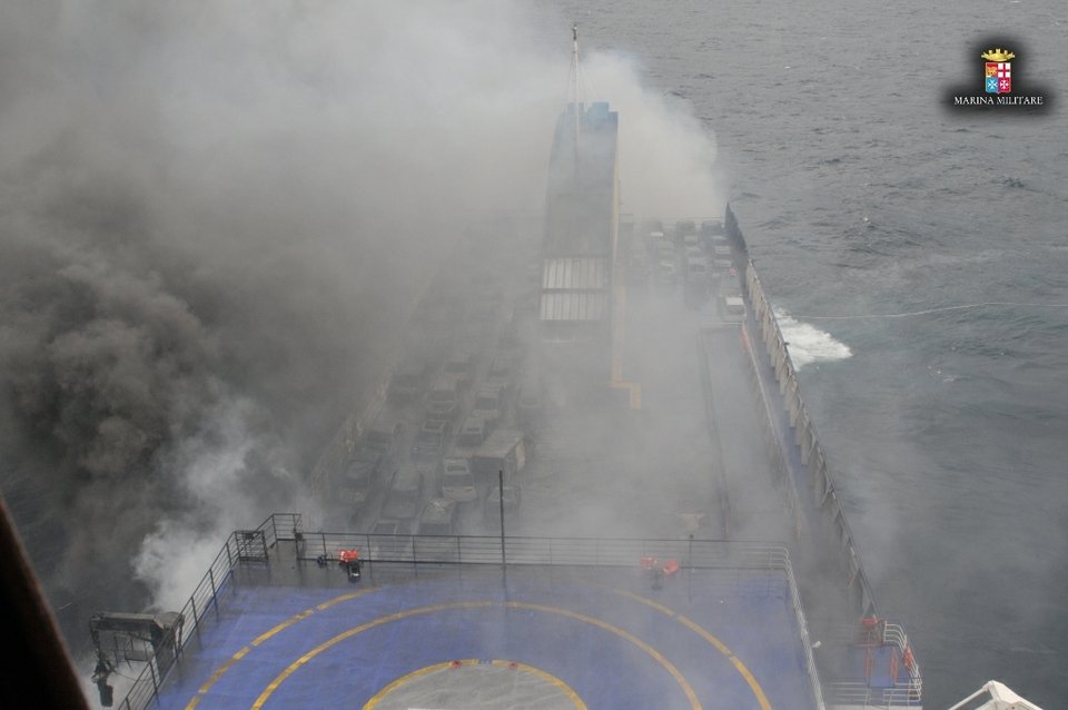 Nέες συγκλονιστικές φωτογραφίες από τους Ιταλούς διασώστες των επιβατών του «Norman Atlantic» [εικόνες] | iefimerida.gr 1