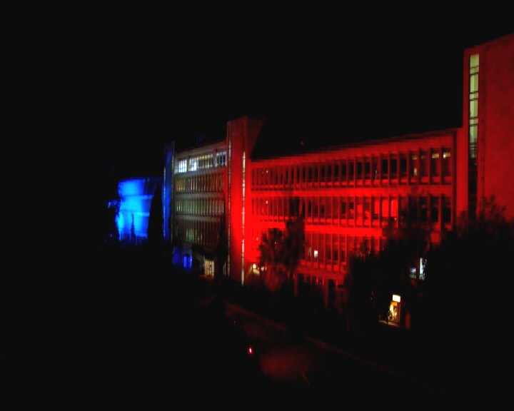 Στα χρώματα της γαλλικής σημαίας το Ραδιομέγαρο της ΕΡΤ [εικόνες] | iefimerida.gr 1