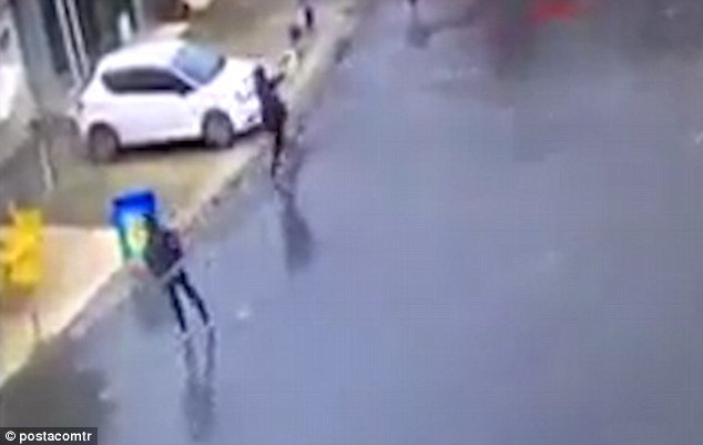 Νεκρές οι 2 γυναίκες που επιτέθηκαν σε αστυνομικό τμήμα της Κωνσταντινούπολης [εικόνες & βίντεο] | iefimerida.gr 1