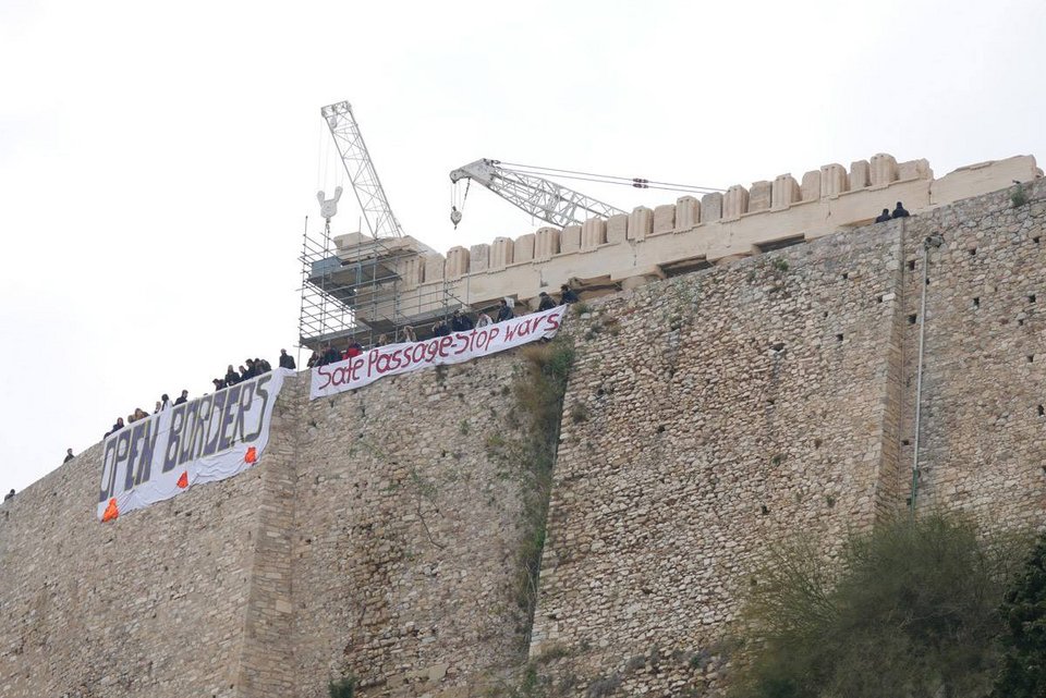 Κρέμασαν πανό για τους πρόσφυγες στον βράχο της Ακρόπολης -«Ανοίξτε τα σύνορα» [εικόνες] | iefimerida.gr 3