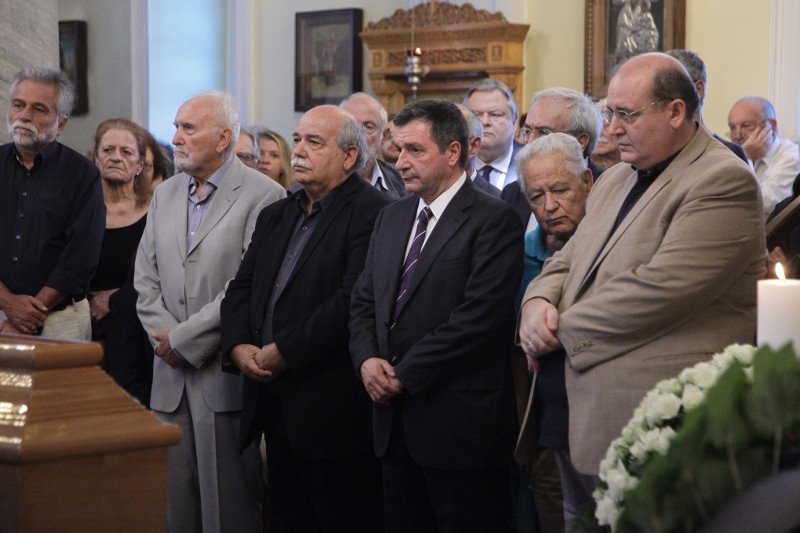 Πλήθος κόσμου συνόδεψε τον Δημήτρη Μαρωνίτη στην τελευταία του κατοικία [εικόνες] | iefimerida.gr 1