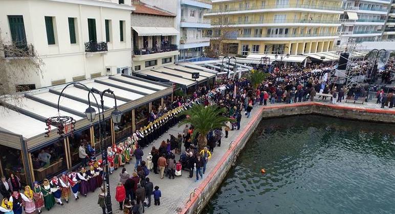 Στο καρναβάλι της Χαλκίδας έπλεξαν γαϊτανάκια μέσα στη θάλασσα [εικόνες]  | iefimerida.gr 4