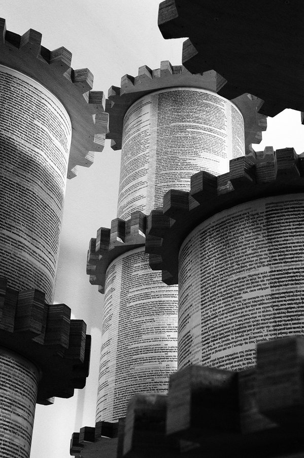 Δεν έχει ξανασυμβεί στα  Προπύλαια: Καλλιτέχνιδα θα πυρπολήσει έργο της σήμερα στις 8:00 [εικόνες] | iefimerida.gr 0