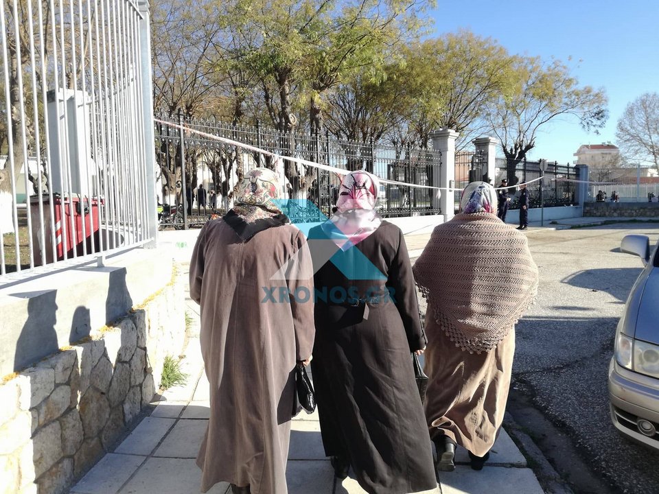 Τα σκληρά μέτρα ασφαλείας γύρω από το μειονοτικό σχολείο στην Κομοτηνή και η επίσκεψη Ερντογάν [εικόνες] | iefimerida.gr 2