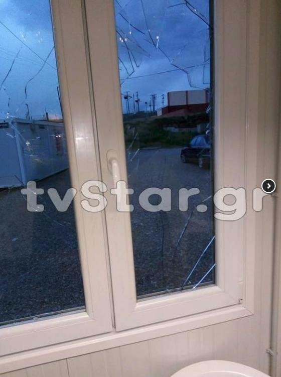 Θήβα: Γυαλιά-καρφιά τα έκαναν πρόσφυγες στο hotspot [εικόνες] | iefimerida.gr 1