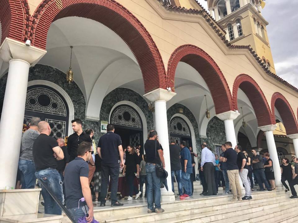 Λάρισα: Θρήνος στην κηδεία του επιχειρηματία Διονύση Τσεκούρα που σκοτώθηκε στη συντριβή του αεροσκάφους [εικόνες & βίντεο] | iefimerida.gr 1