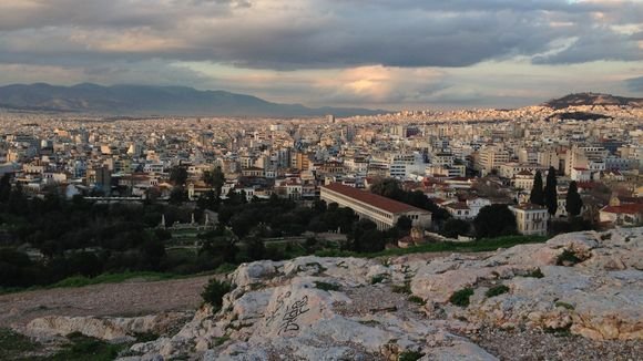 H Aθήνα πέφτει σε μελαγχολία, η ανεμελιά της καταστράφηκε: Όσα είδε η γερμανική Zeit [εικόνες] | iefimerida.gr 1