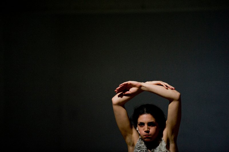  «Arranged by date, a guided tour». Χορός-ξενάγηση σε εκθεσιακό χώρο, από τη Λενιώ Κακλέα [εικόνες] | iefimerida.gr 5