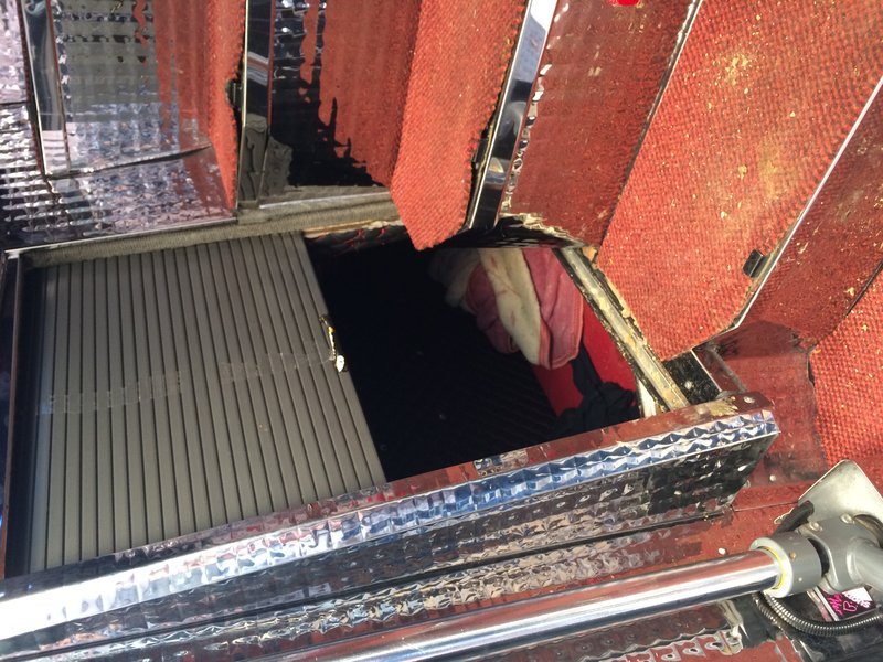 Eκρυψαν παράνομους μετανάστες σε κρύπτη στο χώρο αποσκευών λεωφορείου στη Θεσσαλονίκη [εικόνες] | iefimerida.gr 2