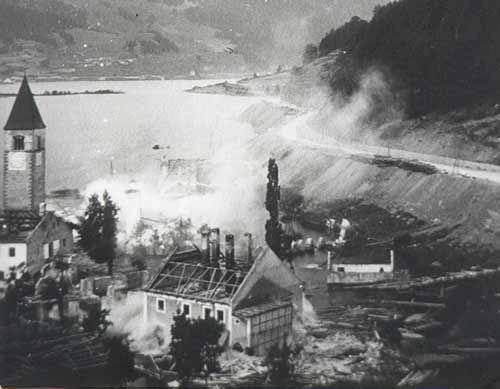 Βυθισμένη πολιτεία: Το χωριό που πνίγηκε κάτω από το νερό πριν 60 χρόνια -Μόνο το καμπαναριό έμεινε να προεξέχει [εικόνες] | iefimerida.gr 26